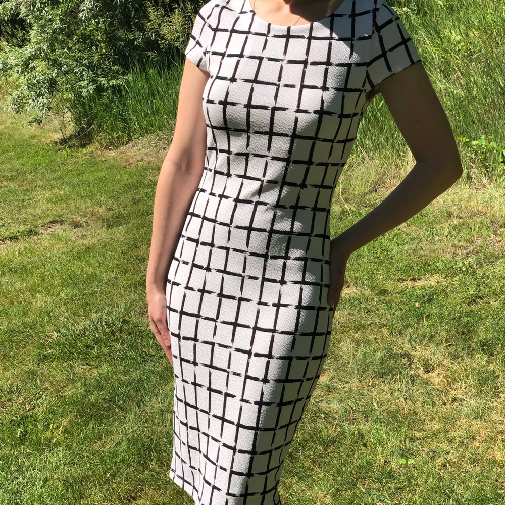 Form fitting, black and white midi-dress